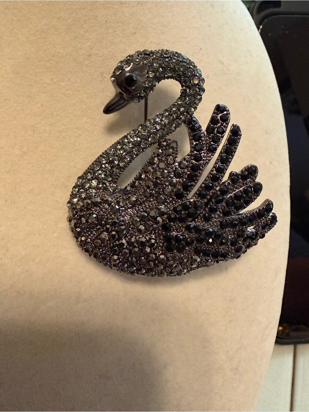 Swan brooch in gunmetal with rhinestone in a marcasite feel - Picture 2 of 6